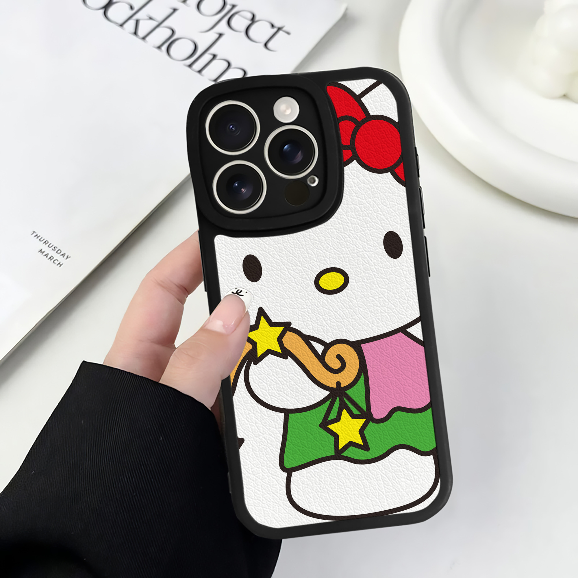 （画像用） Hello Kitty ハローキティ 【iPhone 16シリーズ対応】シリコンスマホケース（レザー調） 材質：シリコン